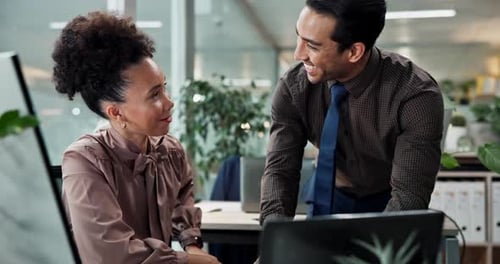 High Five, laptop e trabalho em equipe com empresários no escritório para obter suporte