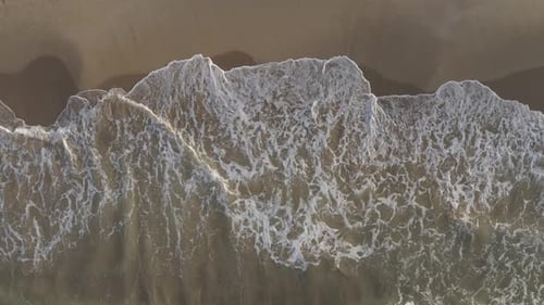 Una vista aérea de arriba hacia abajo de Ocean Waves