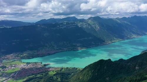 Bela vista do Lago Brienz a partir da trilha Schynige Platte em Bernese Oberland, Cantão de Berna, Suíça