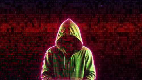 Hacker com capuz com animação de código de programação em fundo preto. Hacker vestindo capuz