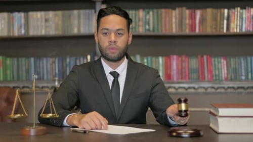 Juez hispano golpea con mazo en la sala del tribunal