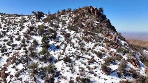 Vue aérienne des sommets enneigés des montagnes de Mazatzal, aux États-Unis.