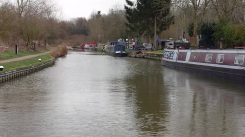 Un canal con casas flotantes estrechas amarradas en un río