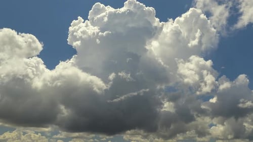 Movendo e mudando a paisagem nublada Time Lapse de tempo de formação de nuvens brancas e fofas de cumulonimbus antes
