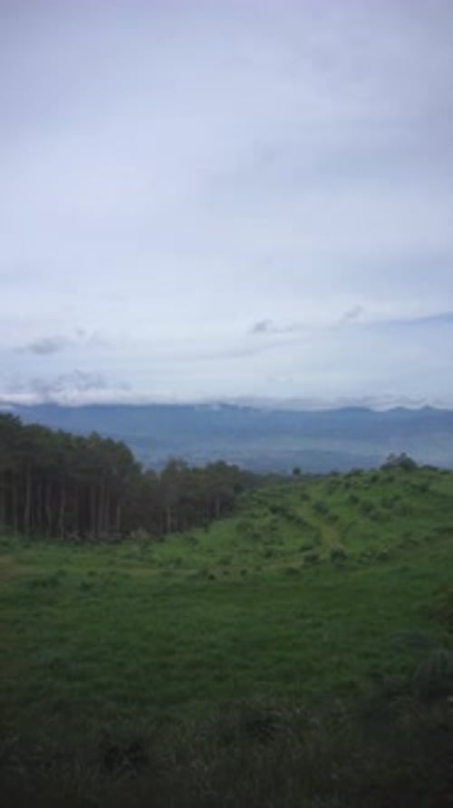 natural views of green mountains, panoramic views of the hills, with clear skies during the day