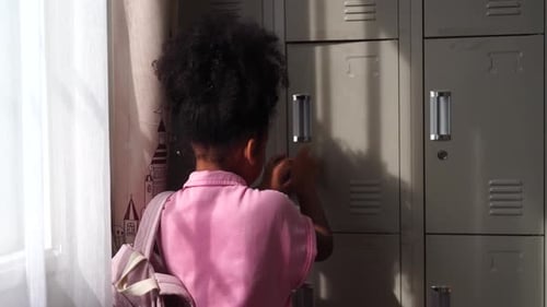 diverses filles ouvrant des casiers scolaires