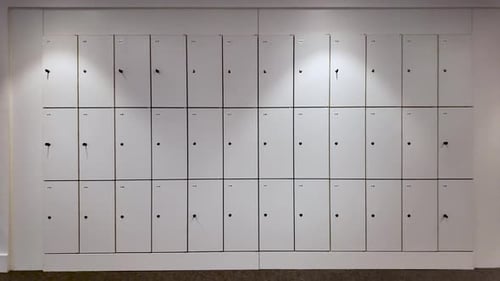 Mur de casiers de bureau numérotés montrant des clés et des trous de serre. plan avancé