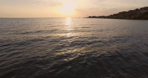 Vue aérienne : La ville de Molyvos sur l'île de Lesbos au coucher du soleil.