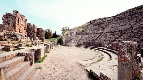 Découvrez les impressionnantes prouesses techniques des bâtiments publics du site romain de Djemila, tels que le Forum et