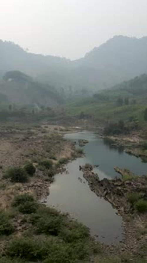 Eau stagnante dans une rivière étroite et à faible débit entre les vallées et les montagnes du Vietnam