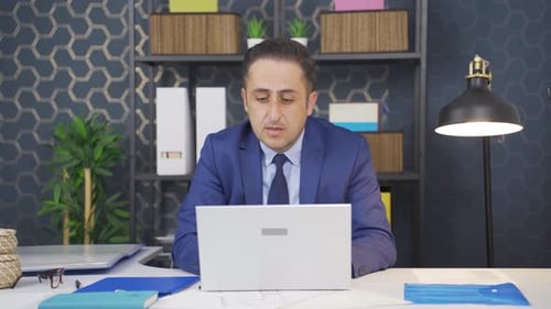 Empresario estresado que usa una computadora portátil.