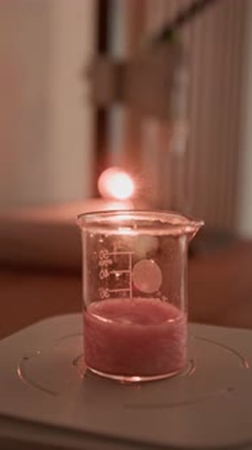 Ingrédients cosmétiques mélangés dans un bécher pour la formulation du parfum