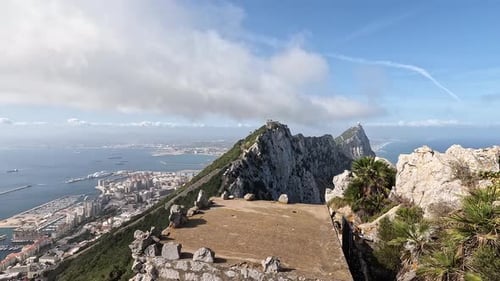 Mit Blick auf den Gipfelkamm des Felsens von Gibraltar. Dramatisch Ausblicke auf die Skyline und die alte Festung