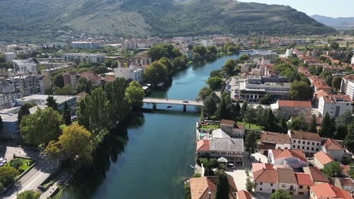 Vista aérea panorámica del casco antiguo de Trebinje en Bosnia y Herzegovina