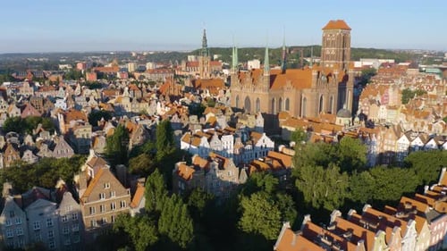 Beautiful Houses in Gdansk Old Town. Pan Up Reveals St. Mary's and Town Hall