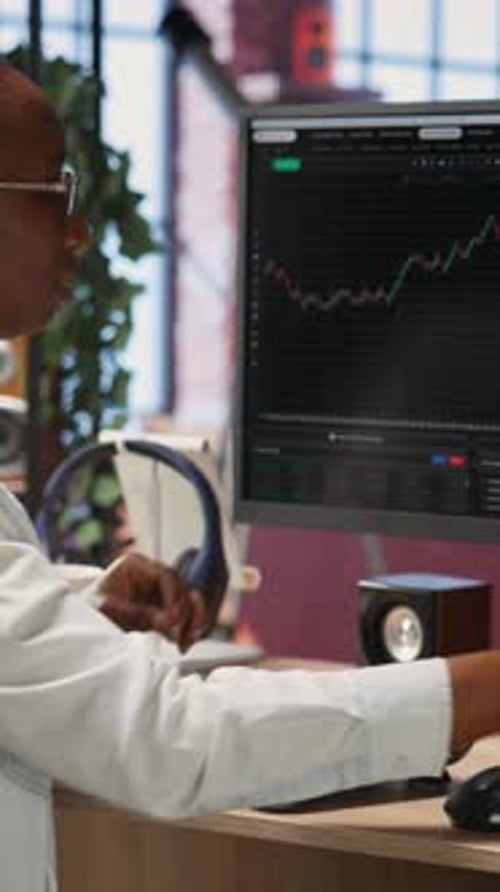 Vertical Video Day Trader Upset After Losing Money in Cryptocurrency Investment Due to Rug Pull