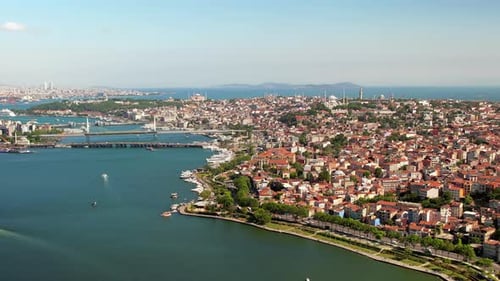 Drohnenaufnahme von Istanbul, Türkei aus der Luft. Mehrere Wohngebäude, Moscheen, Galata und Metro Bri