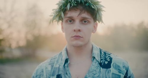 Retrato de homem hippie apreciando a natureza ao pôr do sol ao entardecer