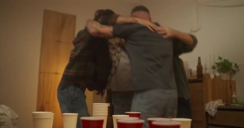 Grupo de amigos felizes abraçando ombros e pulando em círculo durante a feliz despedida de solteiro no