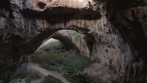 Vue Drone dans la grotte de Devetashka, dans le nord de la Bulgarie, près de la ville de Lovech