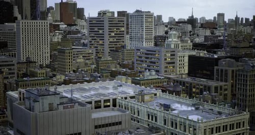 Vista del horizonte urbano que muestra la arquitectura diversa y la vida urbana al anochecer
