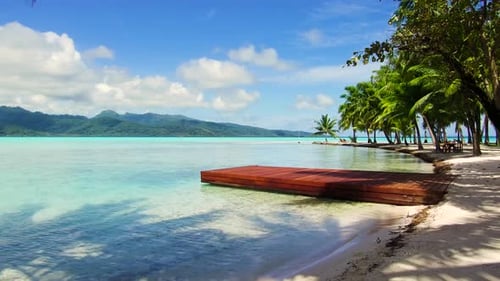 O cais de madeira se estende pelas águas azul-turquesa de um paraíso de bora bora na Polinésia Francesa