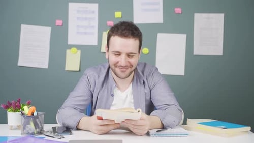 Männlicher Student, der gerne liest.