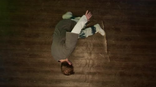 Un jeune B-Boy talentueux fait irruption à l'intérieur avec un excellent jeu de jambes