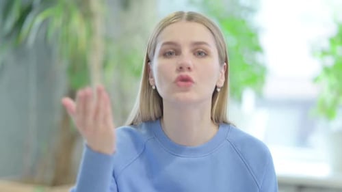 Talking Angry Casual Young Woman Shouting and Fighting