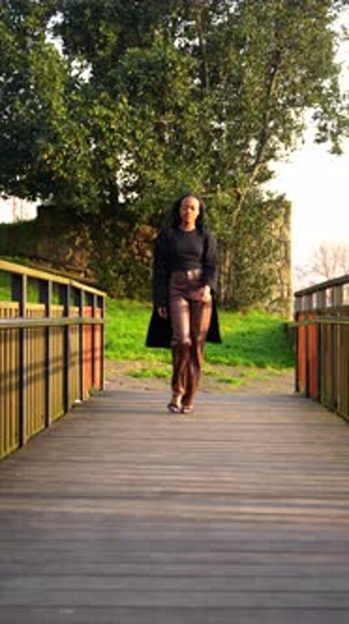 Un mannequin africain se tourne vers la caméra dans un parc