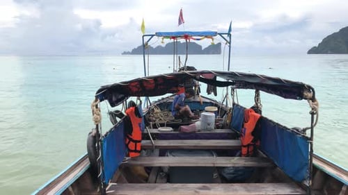 Vista desde un barco de cola larga, isla de Koh Phi Phi Don, Tailandia.