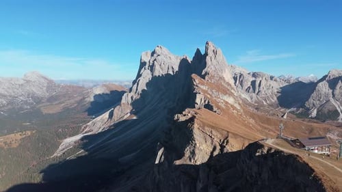 El retroceso de un Zumbido revela un telesilla (Seggiovia Fermeda) en Seceda Ridgeline