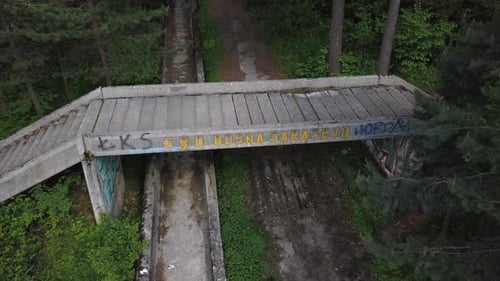 Luftaufnahme der Brücke über die Olympischen Winterspiele in Sarajevo mit der Aufschrift Sarajevo. Olympische Winterspiele in Bosnien