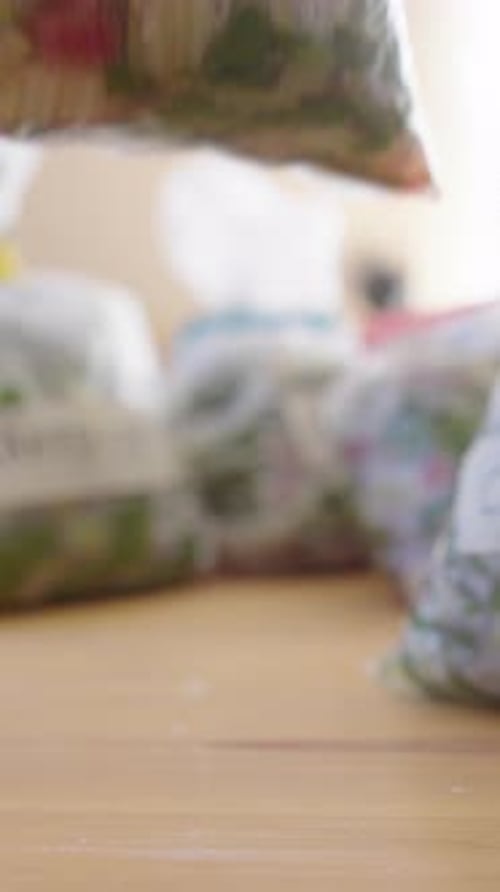 Bette à carde récoltée emballée dans des sacs en plastique étiquetés pour la congélation