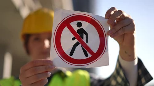 Il y a un panneau de chantier clair indiquant que l'accès piétonnier est interdit ici