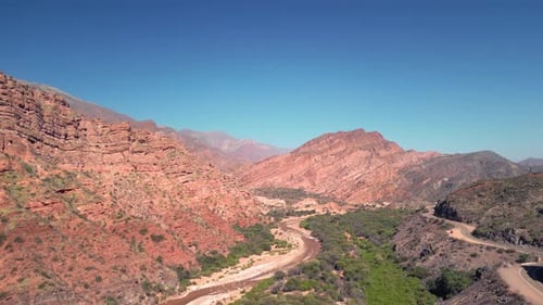 Luftbilddrohne fliegt über malerische Rocky Mountains und eine rote Flusslandschaft