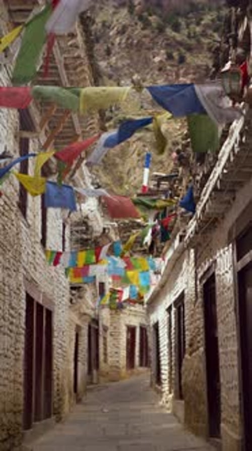 Drapeaux de prière soufflés par le vent autour des maisons en pierre tibétaines du village de Marpha