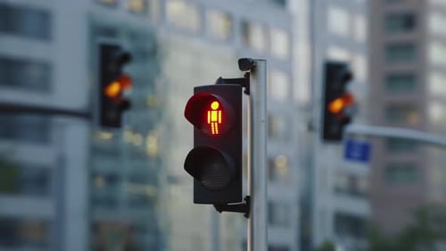 Vista de perto do semáforo de pedestres mudando de vermelho para verde no cruzamento da cidade moderna