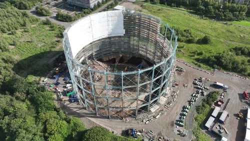 Vista aérea 4K de Granton Gasholder en construcción, Edimburgo, capital de Escocia, Reino Unido