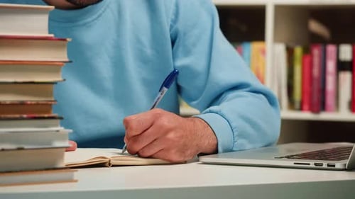 Mann liest Buch in der Universitätsbibliothek, Buchhandlung oder Geschäft, spanischer Student mit Brille, stehend