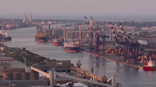 Belle prise de vue par drone montrant ses industries chimique, pétrochimique et portuaire en soirée.