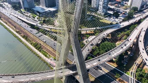 Ponte de cabo no centro da cidade de São Paulo, Brasil.