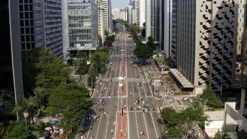 Drone aéreo inclinado para cima: foto da famosa Avenida Paulista, no centro de São Paulo, com céu gigante
