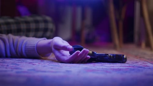Polizist richtet eine UV-Lampe auf einen Tatort