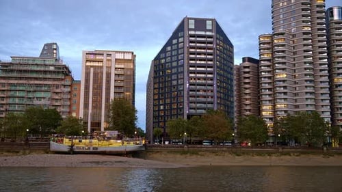 Vista de Londres de um barco flutuante no rio Tâmisa ao pôr do sol, Reino Unido. Residência moderna