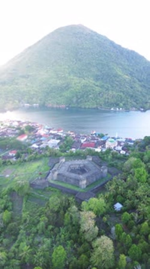 Vue aérienne de Fort Belgica avec l'océan de Banda Neira en arrière-plan