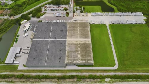 Blick aus der Vogelperspektive auf ein großes Kommerziell Versandzentrum mit vielen Güterwagen, die entladen und hochladen