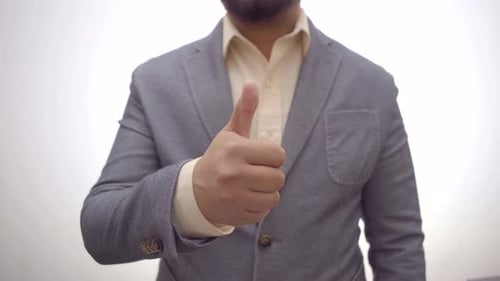 un hombre de negocios mostrando los pulgares para arriba