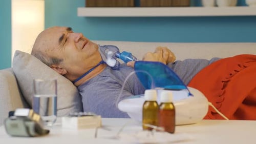 Vieil homme fatigué de ses maladies.