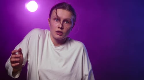 Tolle zeitgenössische Performance Frau tanzt im Studio mit Rauch und Licht Zeitlupenaufnahme mit